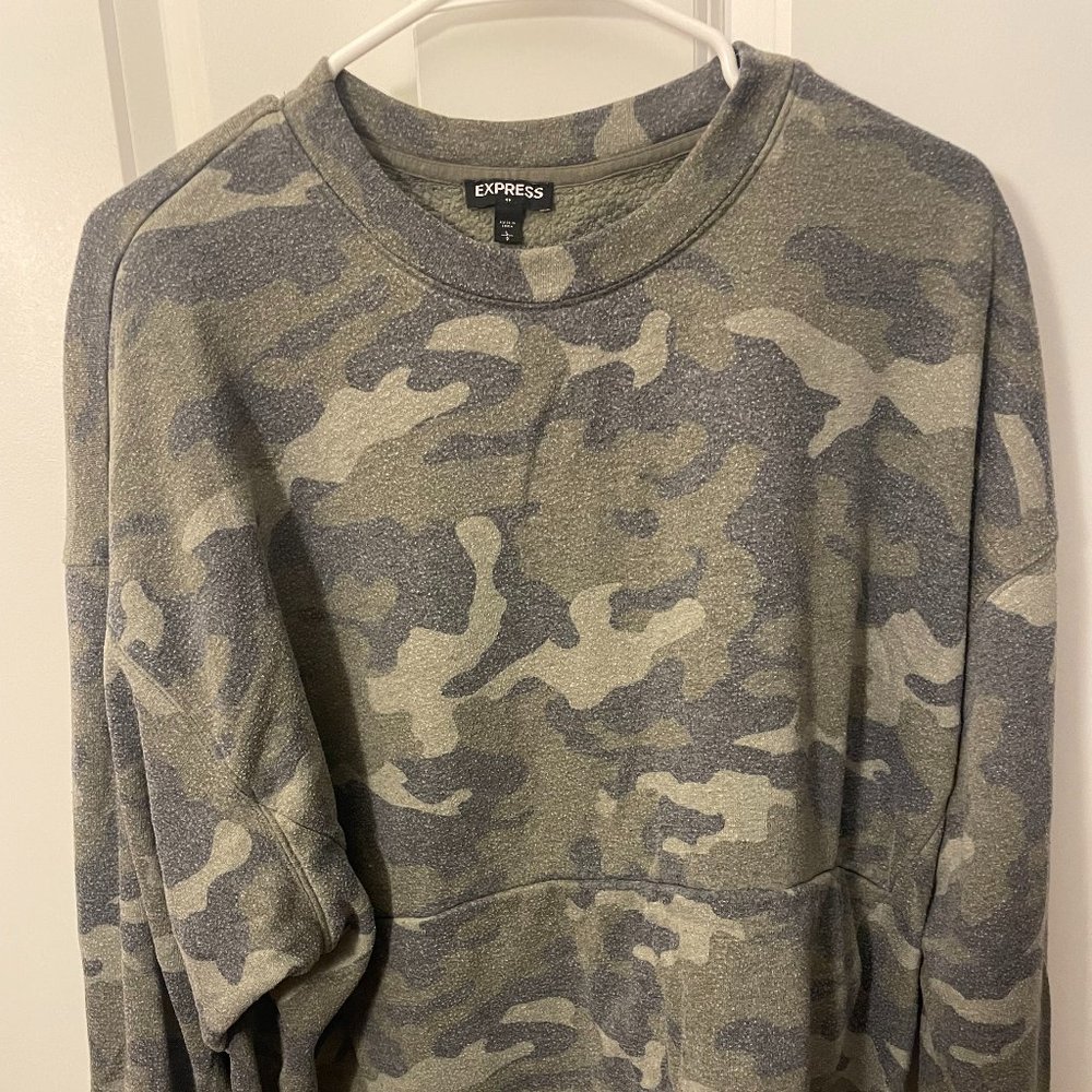 Express Women's Camo Long sleeved Shirt, Lg